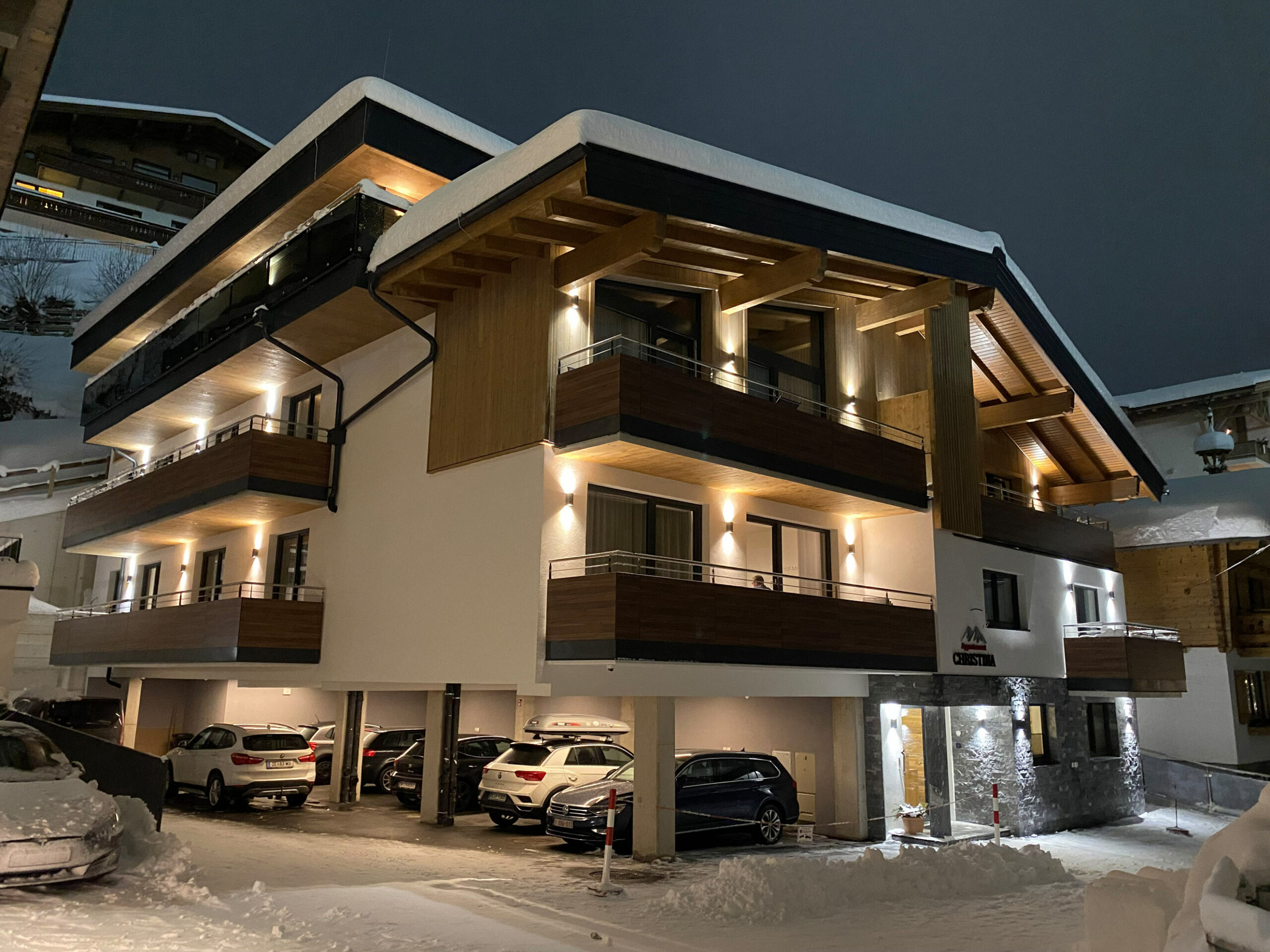 Appartementhaus Christina im Winter bei Nacht